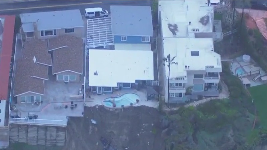Homes evacuated in San Clemente landslide