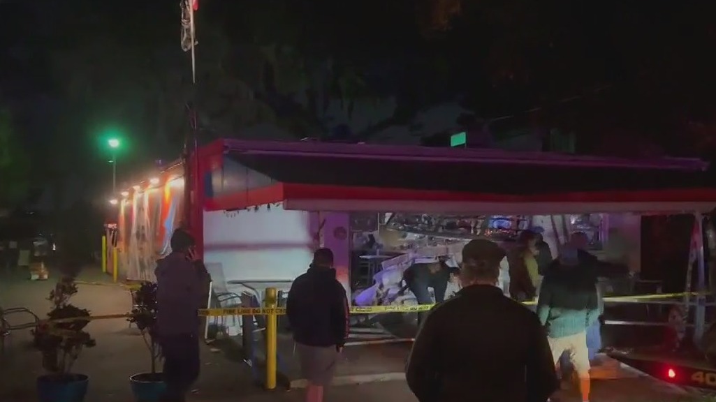 Driver crashes into popular Orlando bar, sending 4 people to hospital
