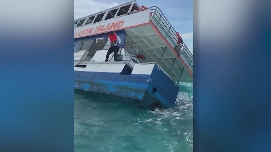 Tourists ferry boat sinks in the Bahamas