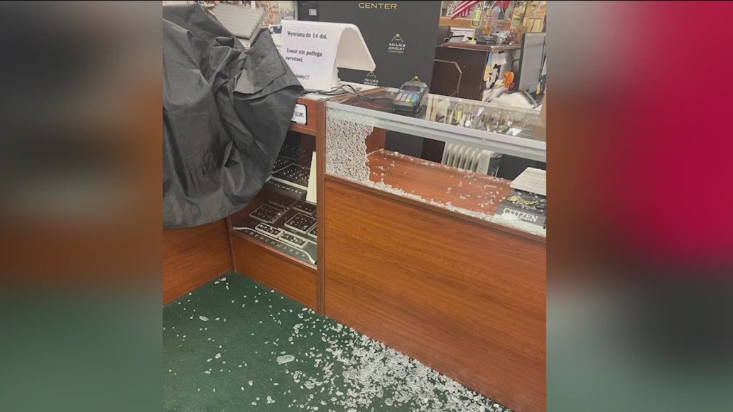 Chicago police investigate jewelry store smash-and-grab in Belmont Heights