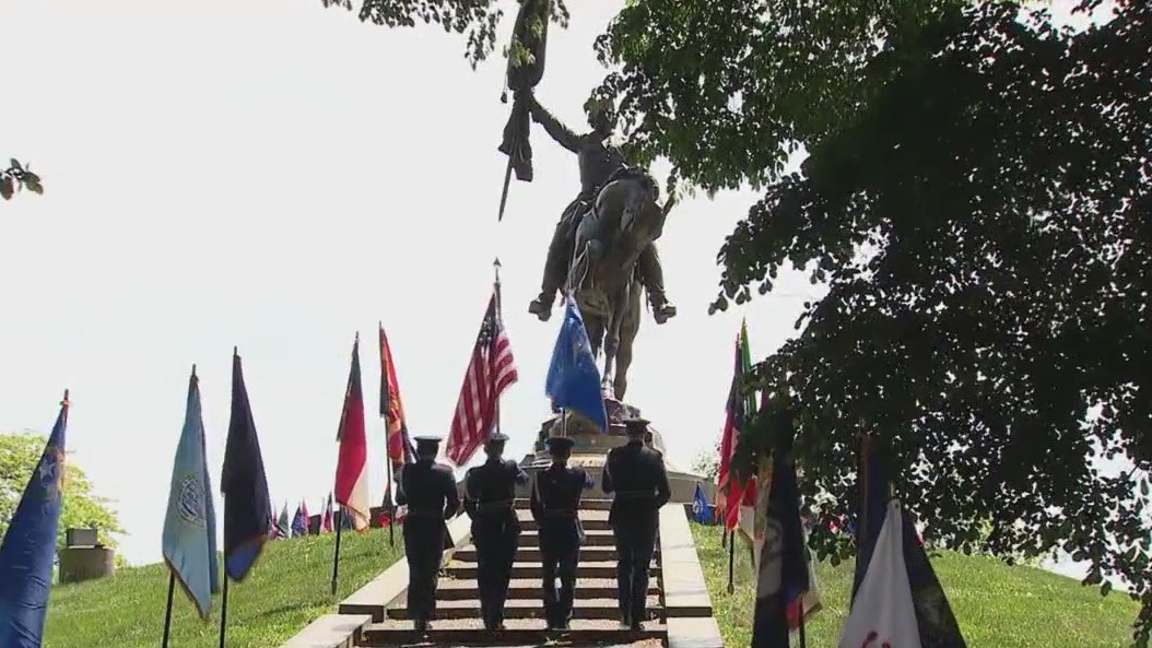 Mayor Johnson honors fallen heroes at Grant Park Memorial Day ceremony