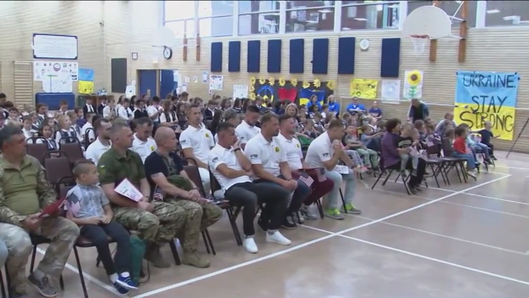 Ukrainian veterans visit Chicago school, inspire students during patriotic assembly
