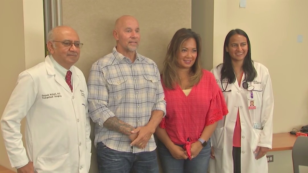 After kidney exchange, families meet for first time