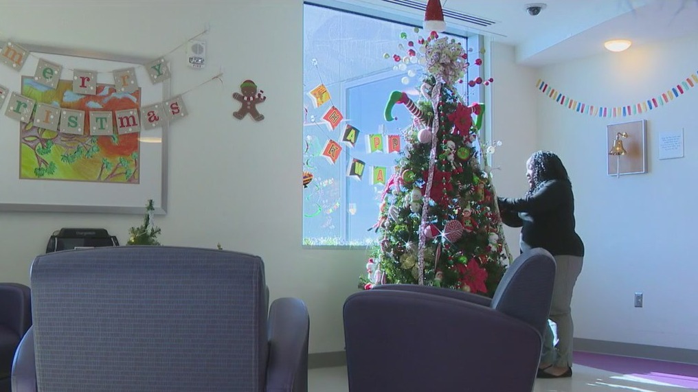 Children's hospital Christmas tree spreads joy | FOX 5 Atlanta