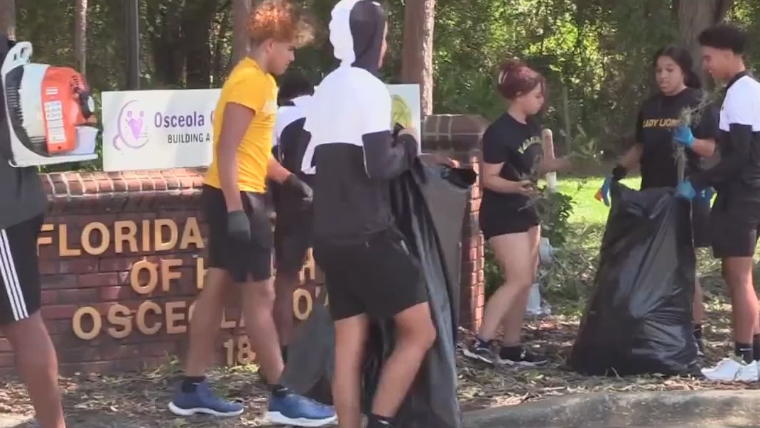 Kissimmee school students helps clean up community after Hurricane Ian
