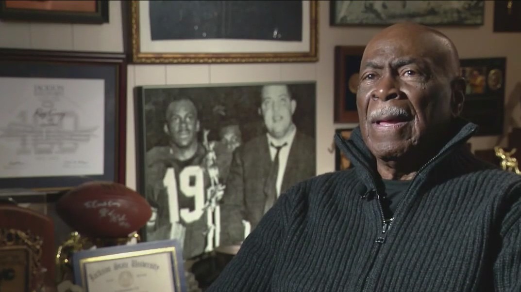 Former NFL player turned football coach Roy Curry's impact on Chicago sports