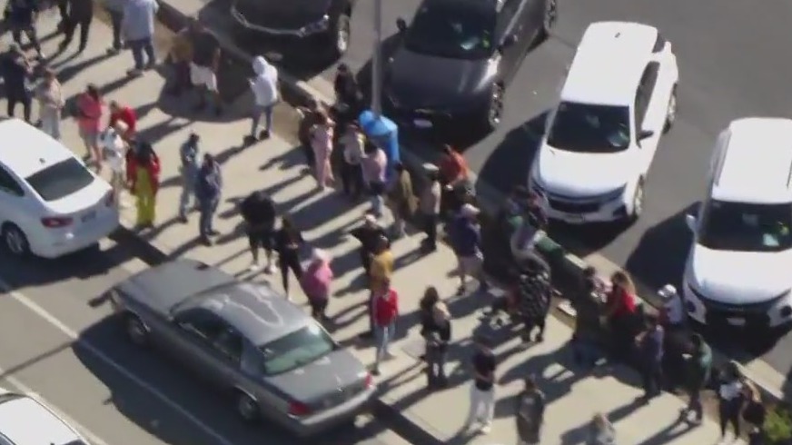 SoCal shoppers line up for Honey Baked Ham