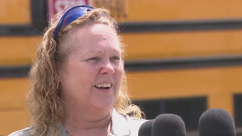 Florida Bus Driver Finds Kid Alone On Side Of Street During Morning florida-bus-driver-finds-kid-alone-on-side-of-street-during-morning