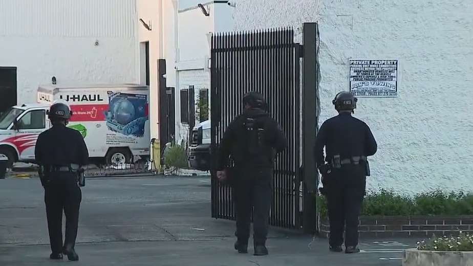 Burglars use rental truck to break into warehouse