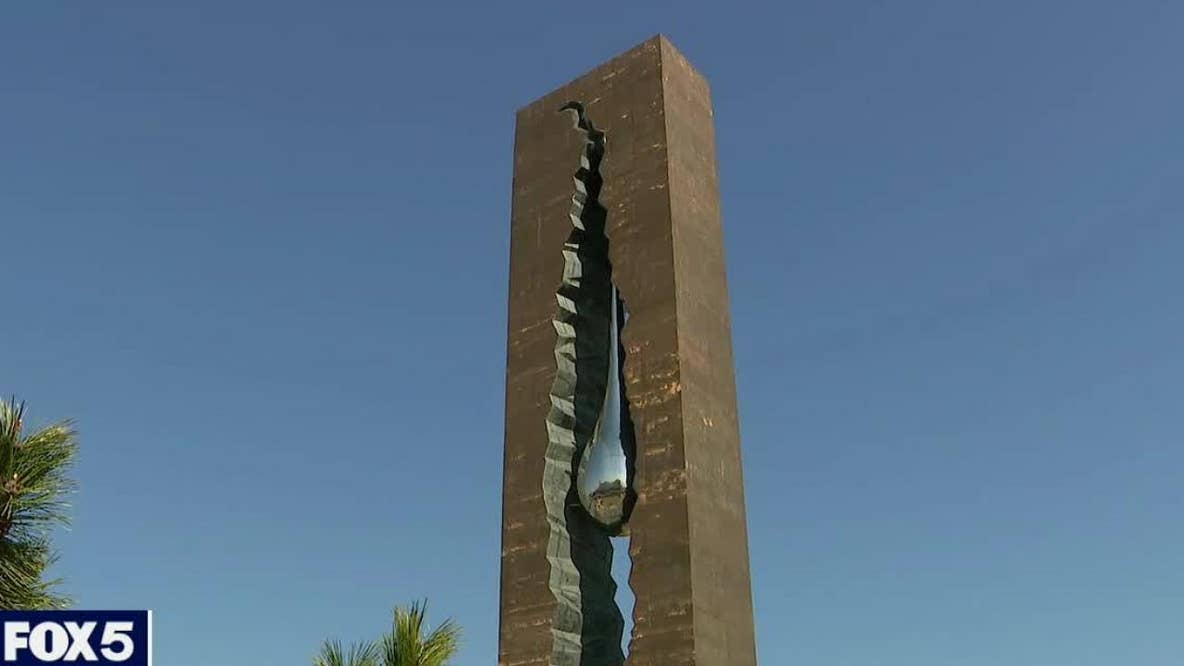 Putin's name on memorial