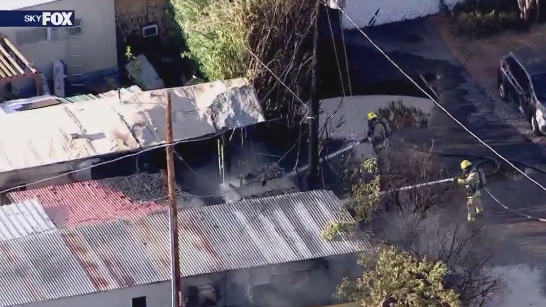 Dozens displaced after fire burns Tempe mobile homes | FOX 10 Phoenix