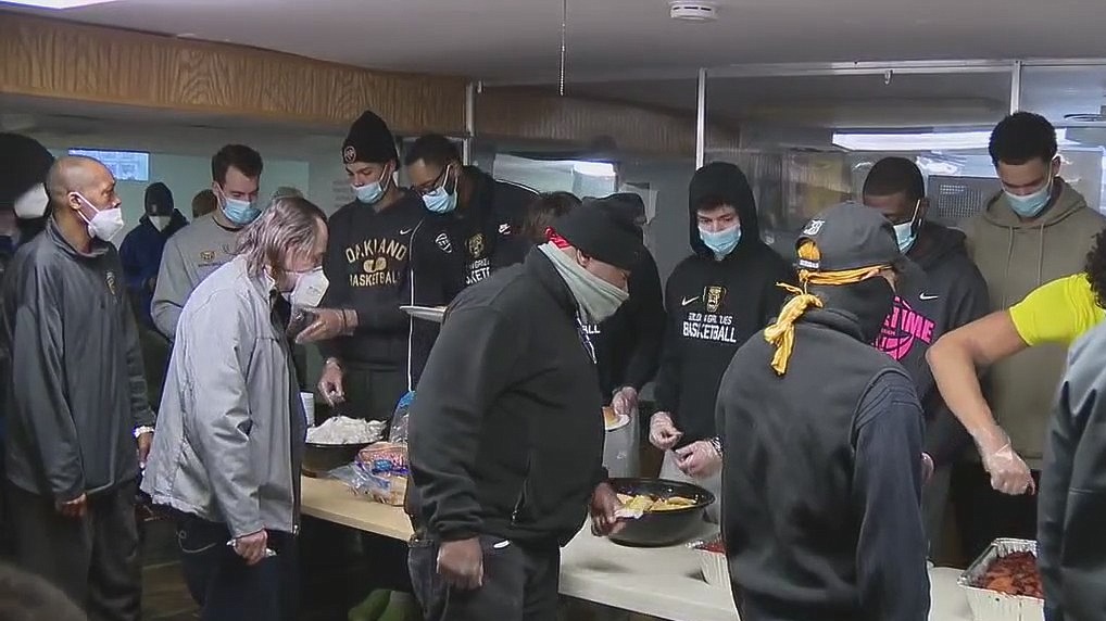 Oakland University men's basketball team serves food at Hope Shelter of Pontiac