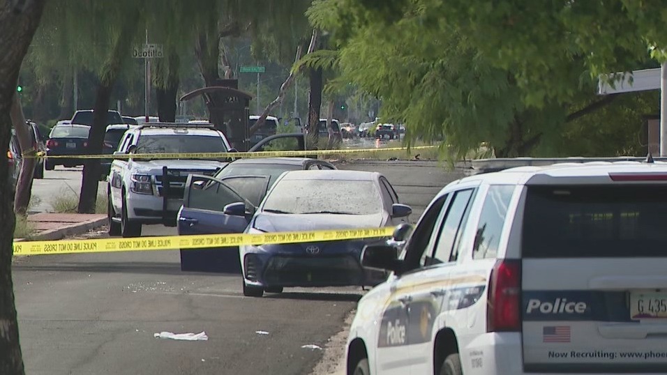 Men cause car fire in Phoenix after filling bags with gasoline