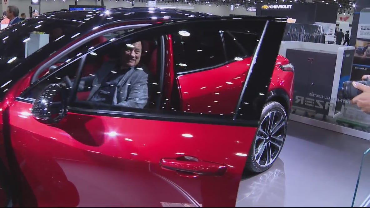 Duggan tests out Detroit Auto Show ahead of public event