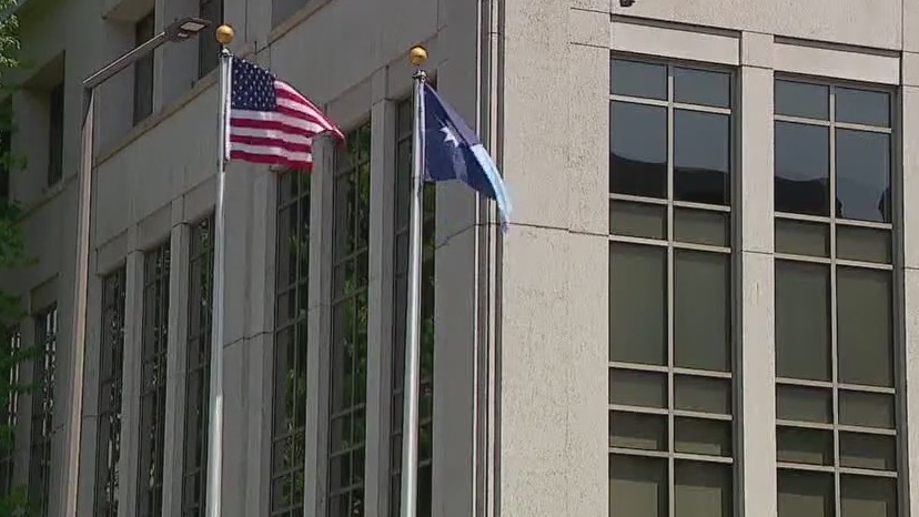 Minnesota retires old flag, unveils new one