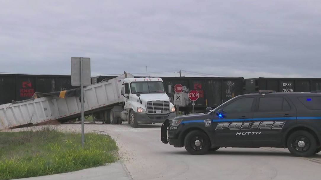 Train crashes into 18-wheeler in Hutto
