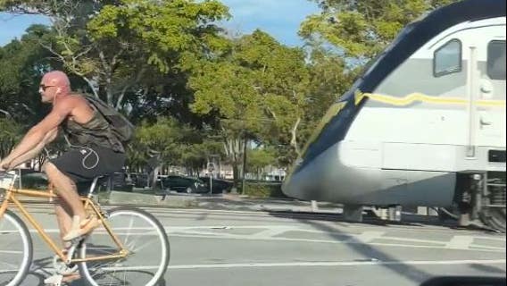 Florida cyclist narrowly misses train