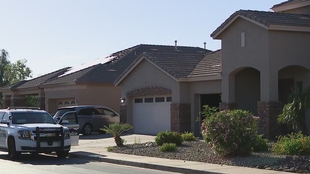 Girl dies after being found in Phoenix area pool by family, FD says