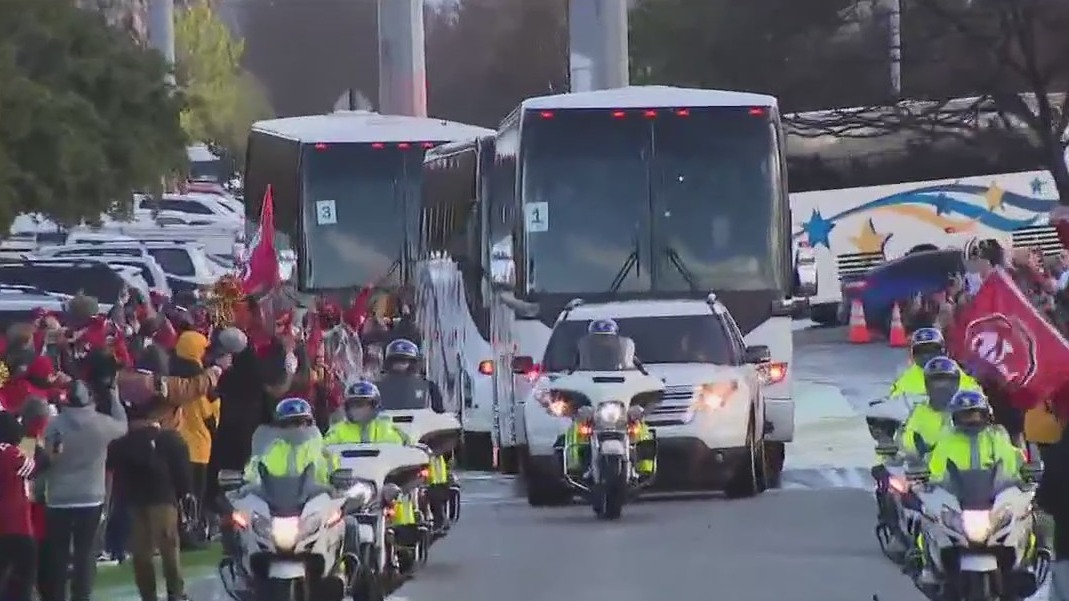 49ers fans wait hours in rain to send off team heading to Vegas