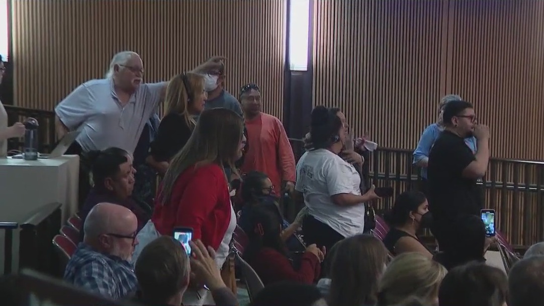 Arizona mobile home park evictions: Tempers flare during Phoenix City Council meeting