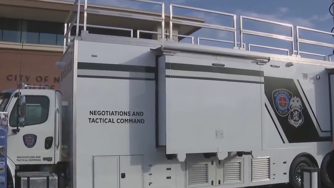 New Braunfels police receives keys to new 'office on wheels'