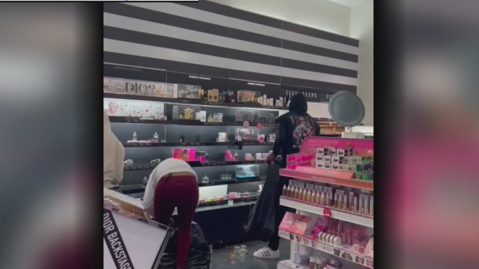 Robbers target Sephora store at Cerritos mall