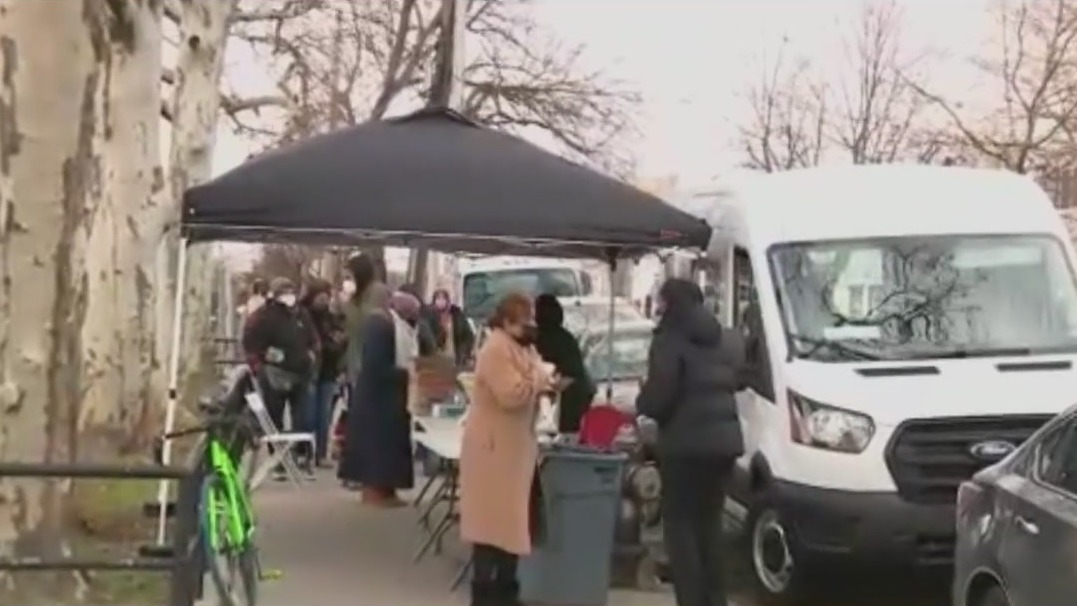 NYC hands out free at-home COVID tests as new federal sites open