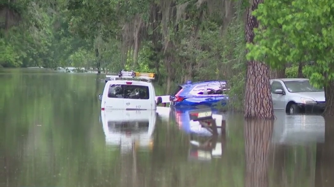 Conroe families use small rafts to escape floods