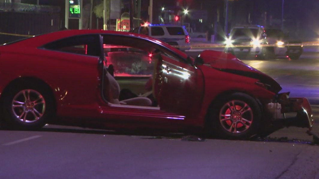 Driver killed after crashing into Phoenix power pole