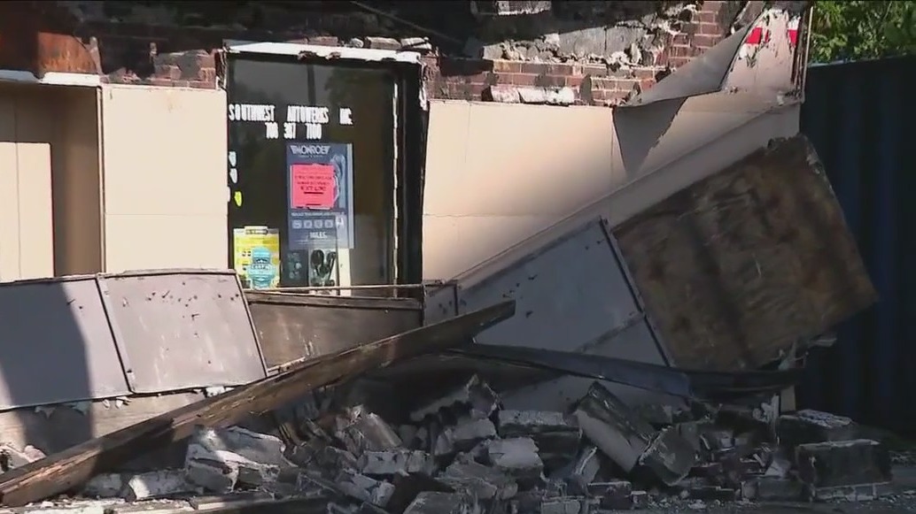 Roof of Brookfield auto repair shop partially collapses FOX 32 Chicago