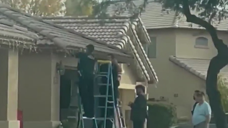 Peoria Police hang Christmas lights for residents who became targets of a 'Grinch'
