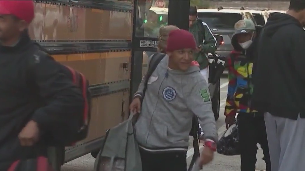 Migrants in Chicago: Buses bypassing city, leaving asylum seekers in suburbs
