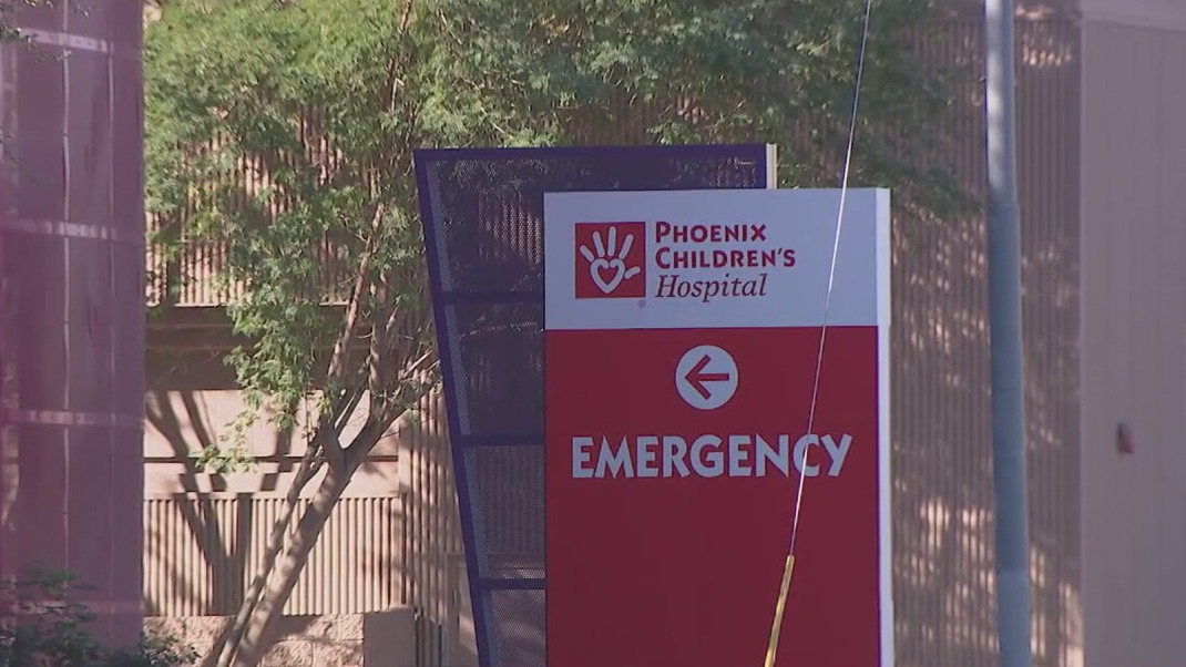 2 kids hospitalized in Phoenix after deadly crash
