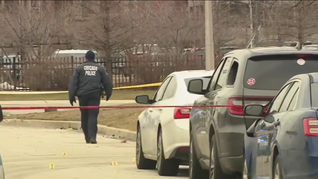 Off-duty Chicago firefighter shot during attempted robbery