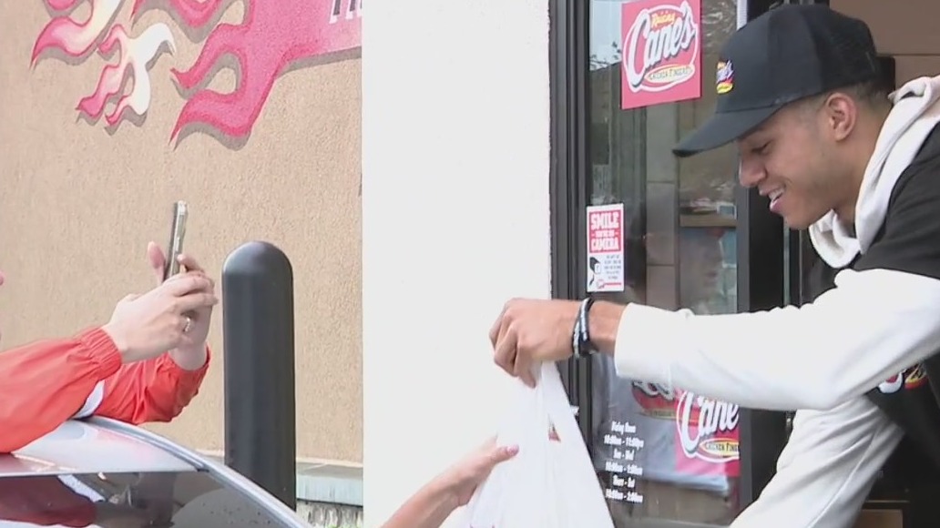Fans thrilled to see Astros’ Jeremy Peña working Raising Cane’s drive-thru