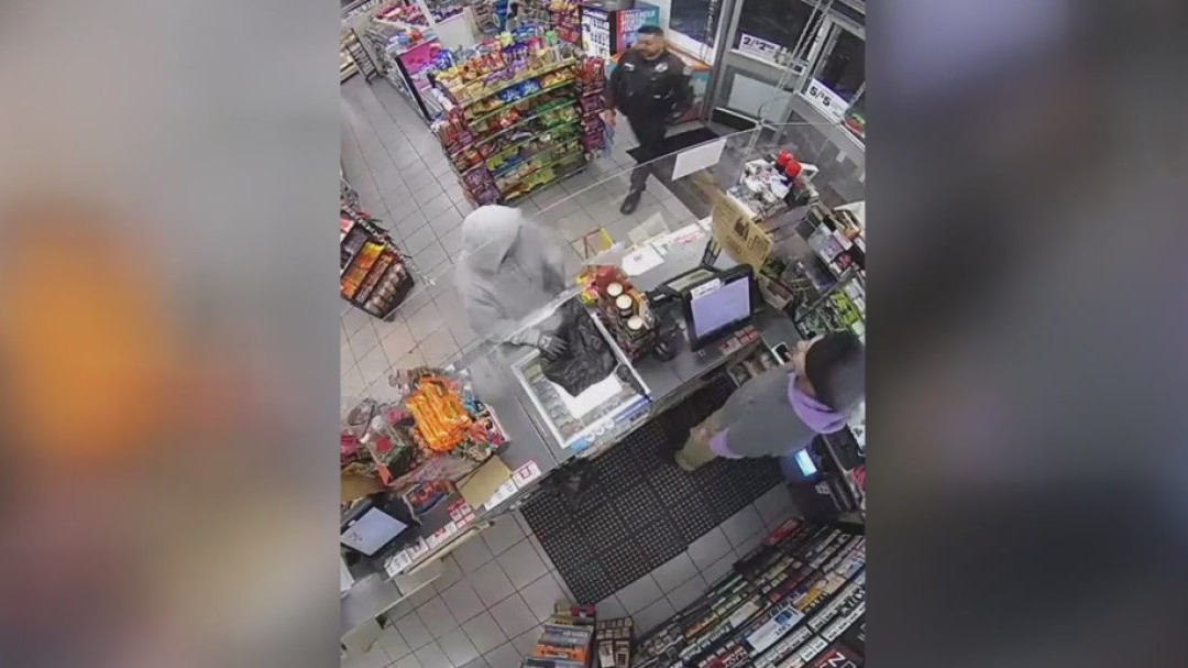 Cop walks in on 7-Eleven robbery in progress