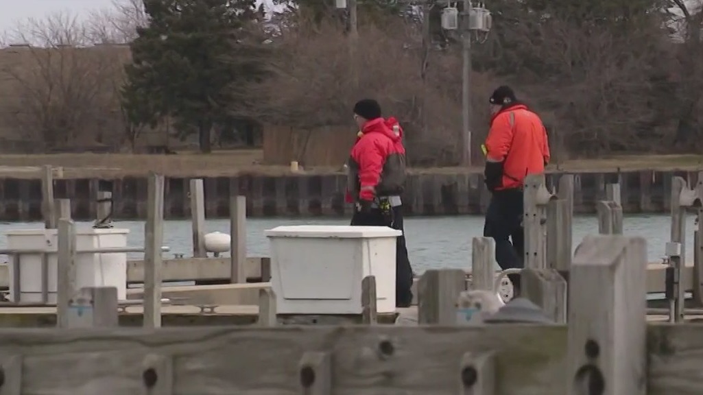 Divers search Waukegan harbor for missing Navy sailor last seen leaving bar