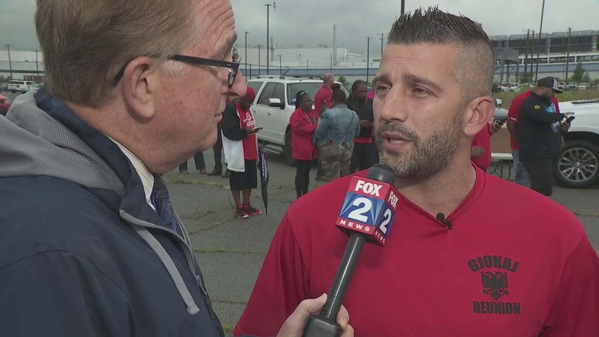UAW members practice strike outside Stellantis Plant