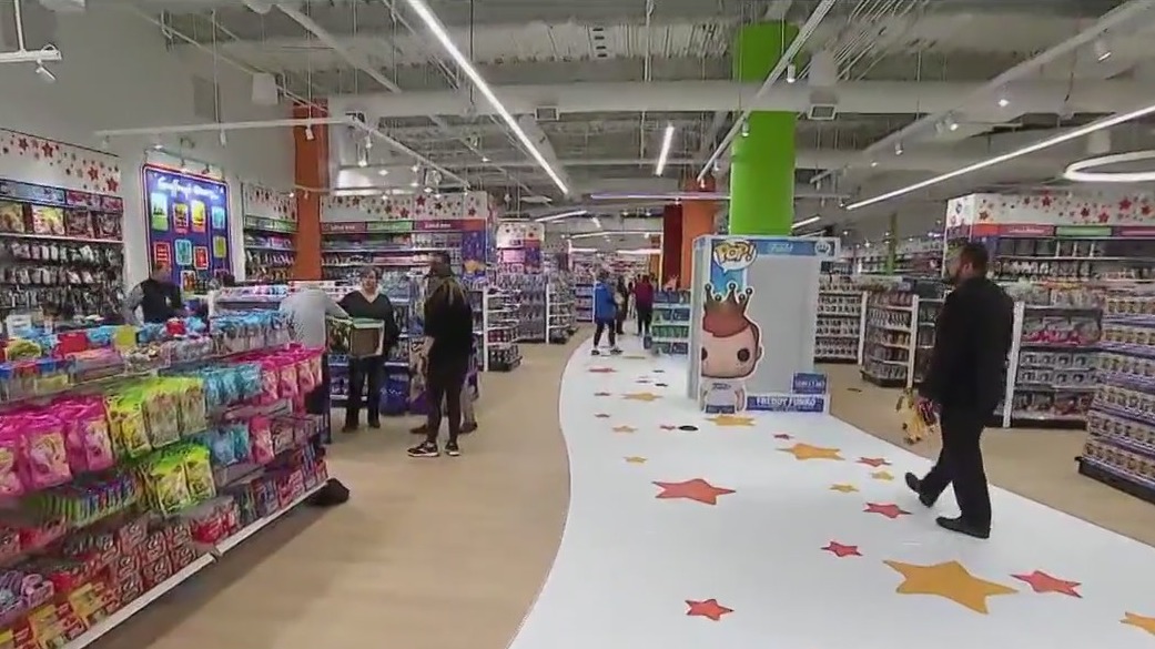 Toys R Us flagship store opens at MOA