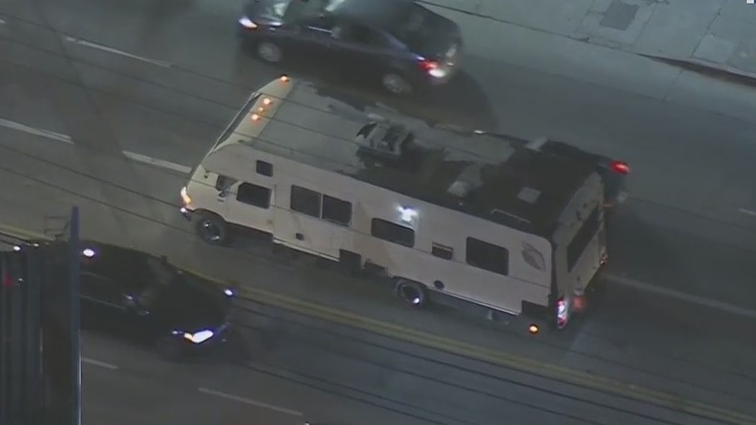 Police chase involving RV in Silver Lake