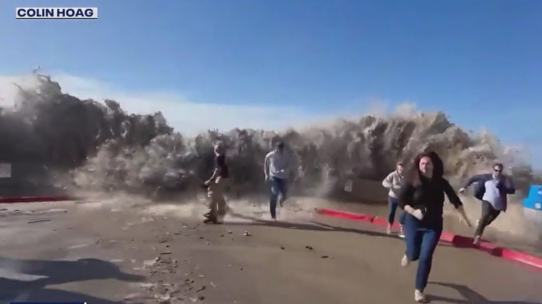 Rogue wave leaves beachgoers running for safety