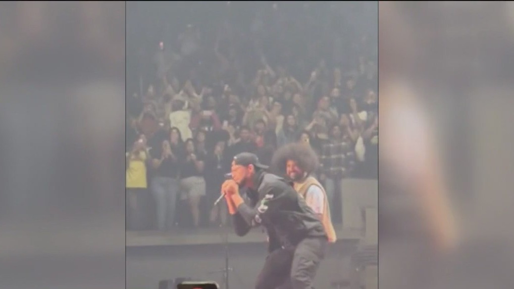 Steph Curry surprises crowd by singing with Paramore
