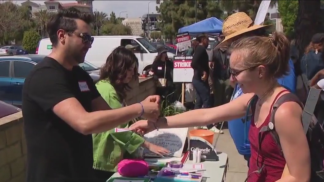 WGA writers look for love on picket lines