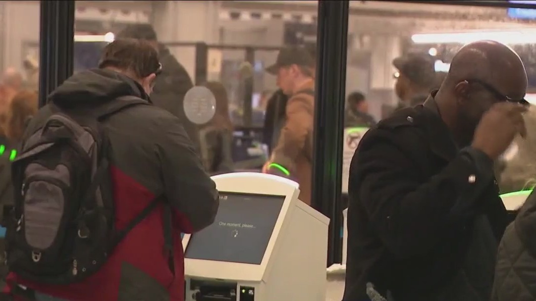 Cancelations, delays hamper travel at Chicago airports