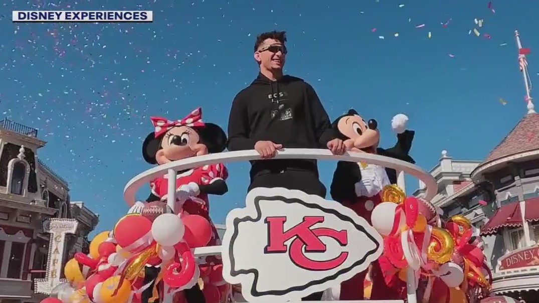Patrick Mahomes goes to Disneyland!