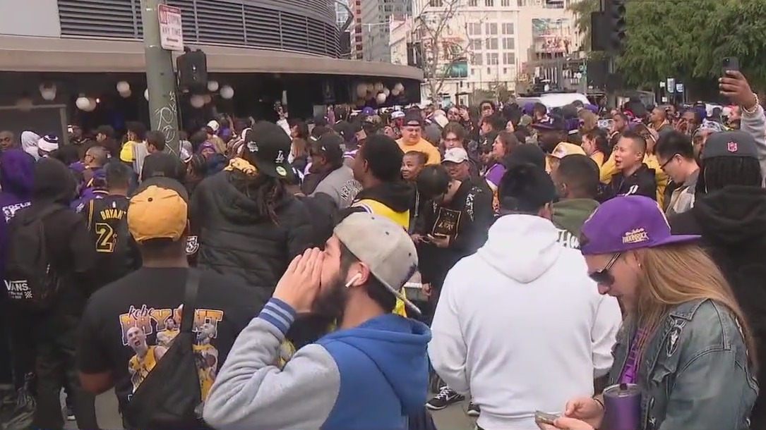 Kobe Bryant chants after statue unveiled