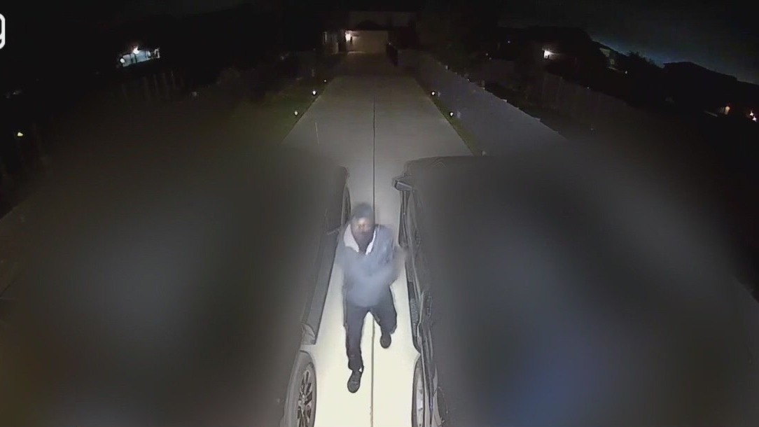 VIDEO: Suspects seen slashing tires in Austin neighborhood