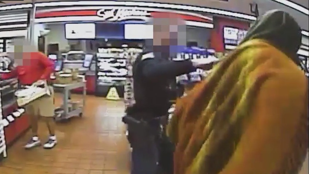 Security guard steps in after officer is stabbed