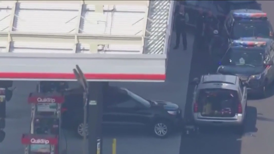 Man shot and killed at Lansing gas station