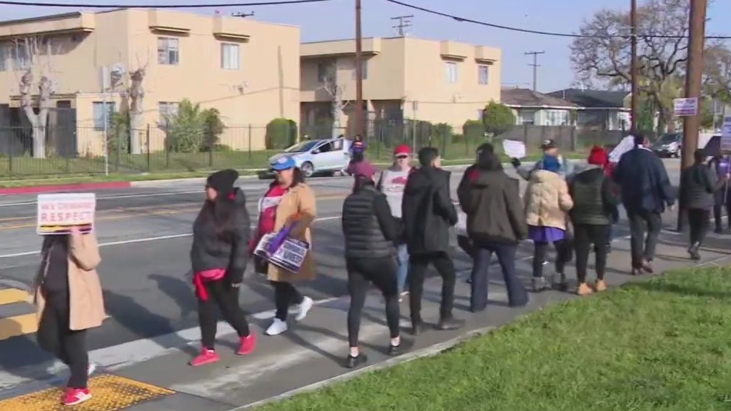 Union members overwhelmingly approve LAUSD contract